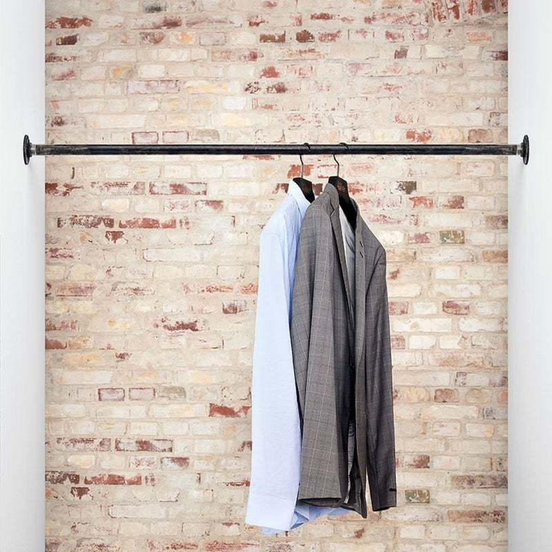 einfache Kleiderstange für Nische auf Maß aus dunklen Wasserohren als Garderobe