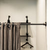 Dunkles Wasserrohre Kleiderstange als Vorhangstange in Umkleidekabine