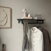 Moderne Garderobe aus Regalbrett in Räuchereiche für dekorationen und Kleiderstange für Jacken und Schals
