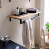 Praktisches Regal im Badezimmer mit Ablagebrett aus Eiche für Seife und Kleiderstange zum Aufhängen von Handtüchern