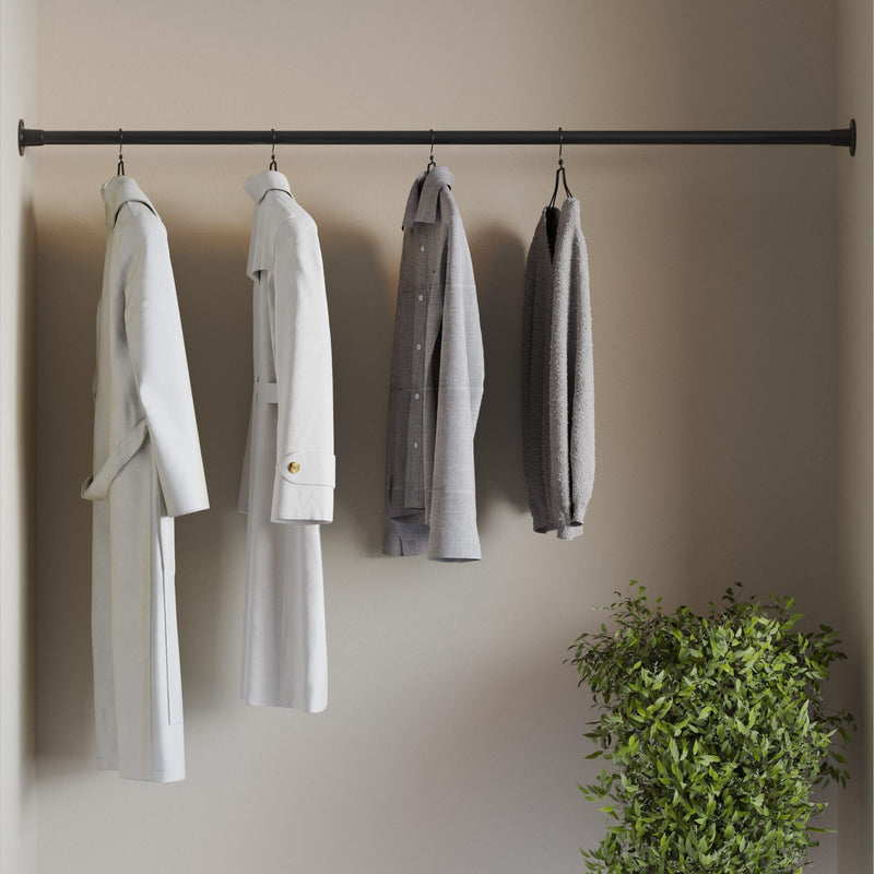 RackBuddy Logan - Custom Kleiderstange zur Montage zwischen zwei Wänden mit schwarzen Metallrohren und aufgehängten Kleidungsstücken