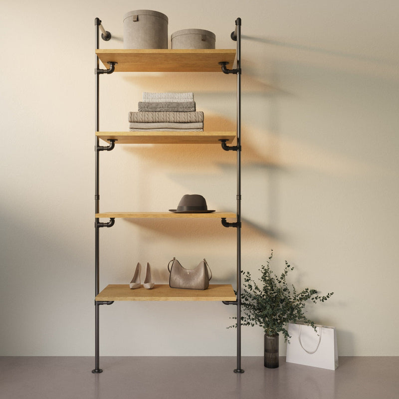 Offenes Holzregal mit grauen Aufbewahrungsboxen, gefalteten Decken, Hut, Schuhen, Tasche und dekorativer Pflanze daneben auf hellem Hintergrund