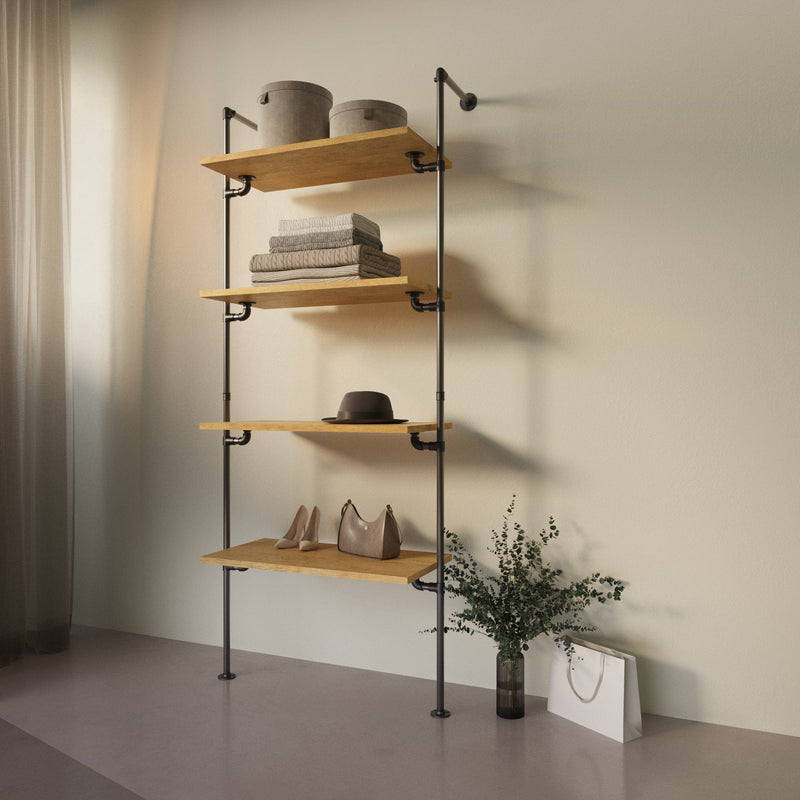 Wandregal mit Holzplatten und schwarzen Metallstäben, dekoriert mit Körben, gefalteten Decken, Hut, Schuhen und Tasche vor weißer Wand