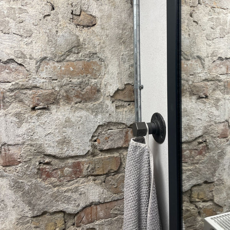 Kleiderhaken im industriellen minimalistischen Design zum Aufhängen von Handtüchern im Badezimmer