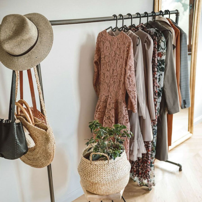 frei stehender Kleiderständer als offener Kleiderschrank für Kleider Hütte und Taschen