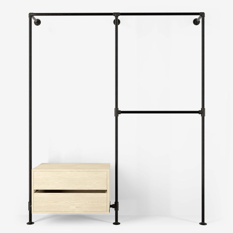 Begehbarer, offener Kleiderschrank aus dunklen Eisenrohren mit Kleiderstangen für lange und kurze Kleidung und einer Holzkommode aus heller Kiefer