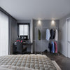 Freistehender Kleiderständer im Schlafzimmer aus silbernen Eisenrohren offener Kleiderschrank
