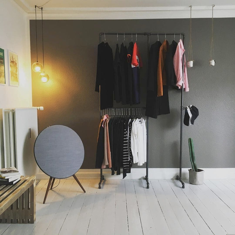 Freistehender Kleiderständer im Wohnzimmer oder Fotostudio zur Aufbewahrung von viel Kleidung