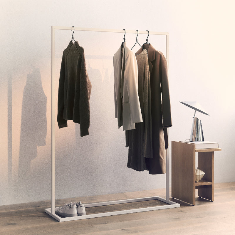 Frame Georgia - Weißer Kleiderständer mit quadratischem Fuß im industriellen Design