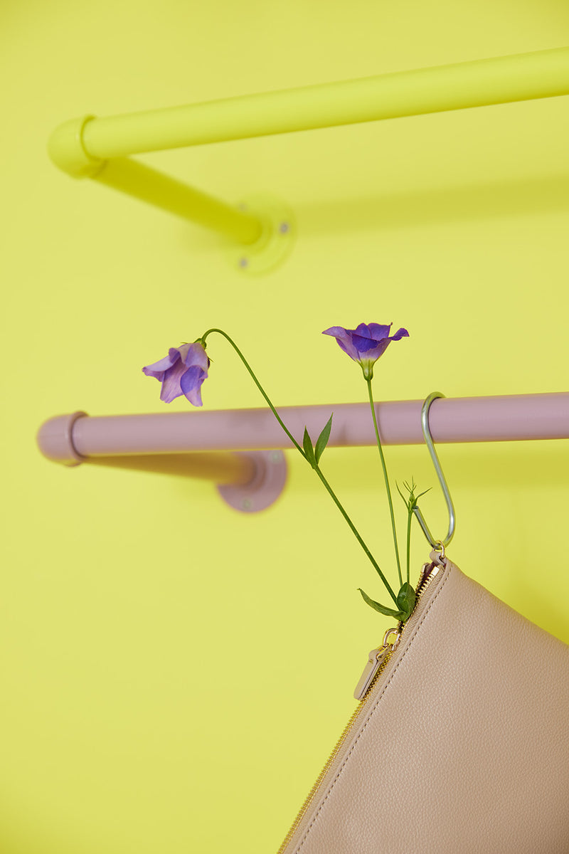 Blossom Joey - Wandmontierte Kleiderstange in drei ausdrucksstarken Farben