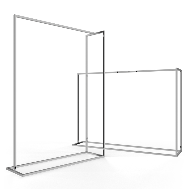 zwei geometrische Kleiderständer aus quadratischen Eisenstangen in Chrome. einer ist hoch einer ist breit